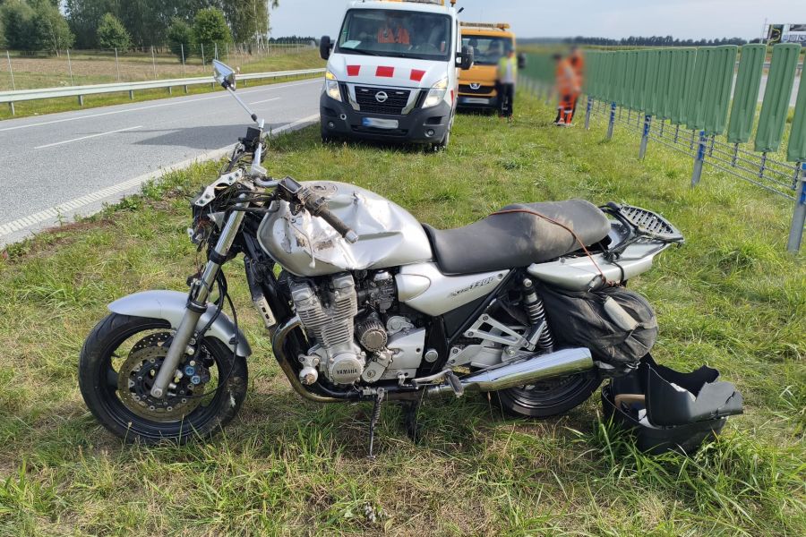 Motocykl uderzył w bariery. 55-latek został przewieziony do szpitala w Mławie
